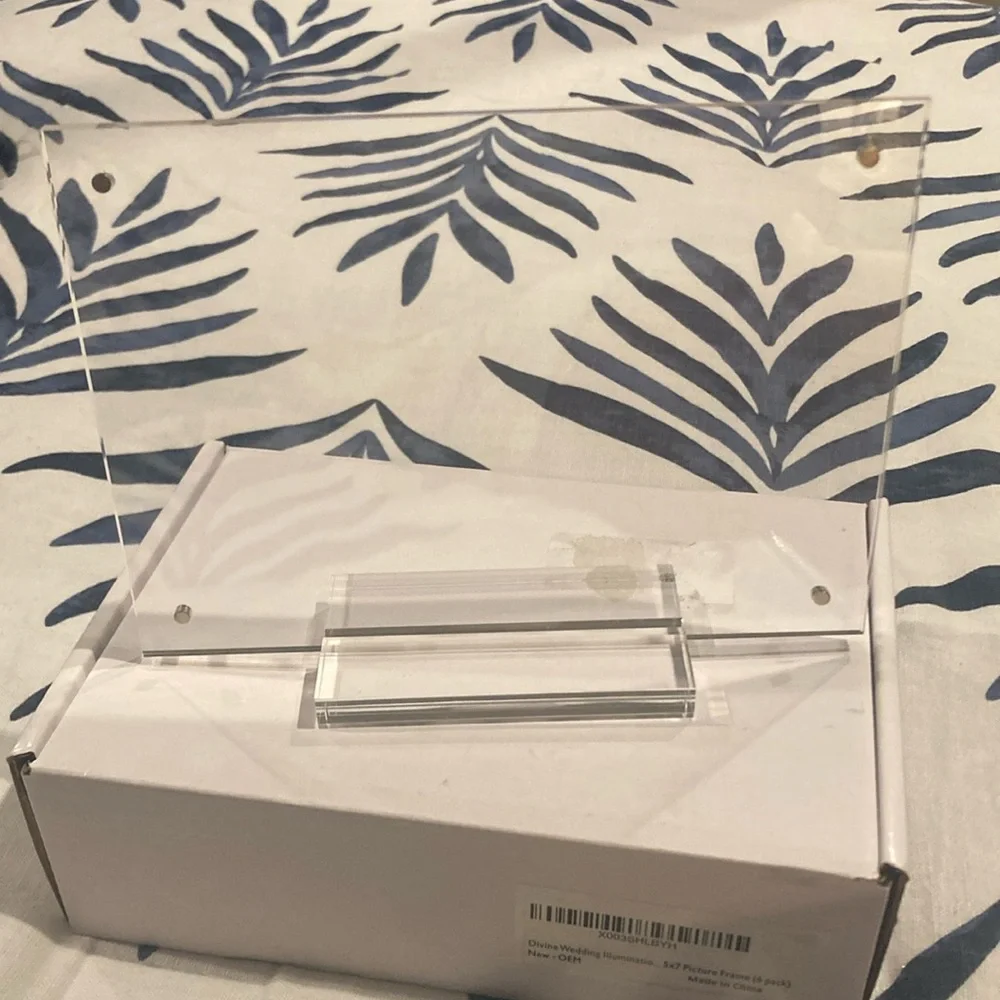 Set of 6 Clear Acrylic 5 by 7 Picture Frames